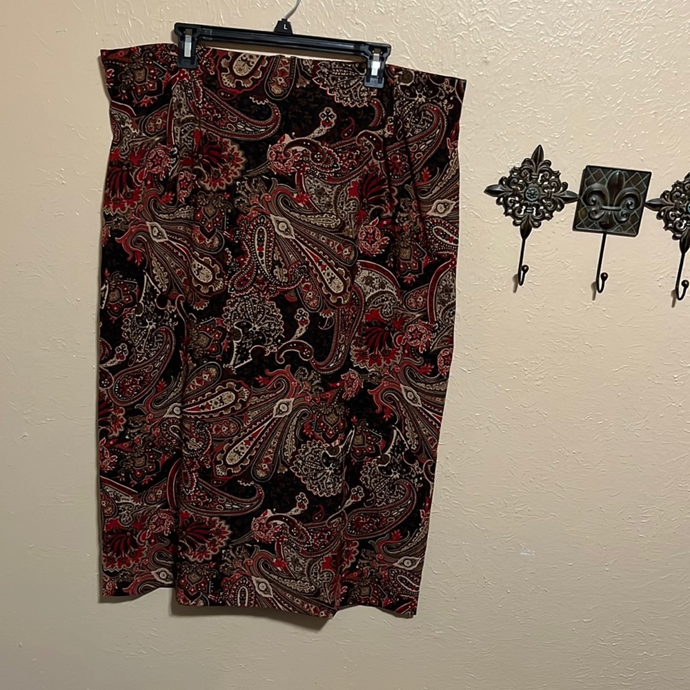 Skirt with back zipper and back split